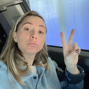 Meet your Posher, Caitlin